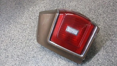 Oldsmobile Delta 88 1975 1976 montaje de luz trasera lado derecho Foto 1 de 4