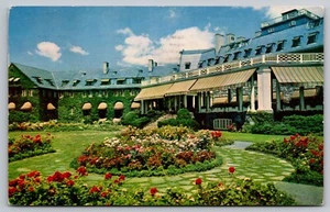 Cartolina: Giardini e Loggia, Skytop Club, PA, Herbert Lanks, pubblicata 1957 - Foto 1 di 2