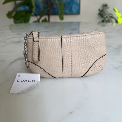NUEVO CON ETIQUETAS COACH Y2K Vintage Soho Mediano Ajustado Monedero Cuero Beige Arena Llavero Foto 1 de 4
