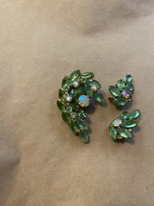 Vintage Aurora Borealis Green Glass Rhinestone Brooch /w Clip On Earrings - Picture 1 of 13