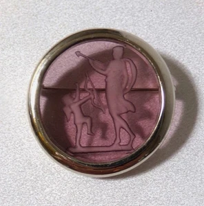 Prendedor vintage de vidrio tallado al revés Cupido y amatista Venus - Imagen 1 de 3