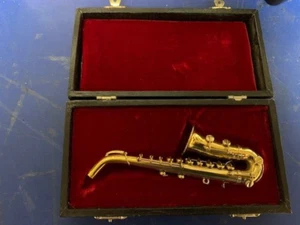 Saxofón miniatura, latón con caja, 6" de largo - Imagen 1 de 3