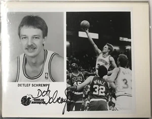 Vintage Mavericks #32 Detlef Schrempf 8x10 (RARE) Autographed B&W Action Photo - Picture 1 of 1