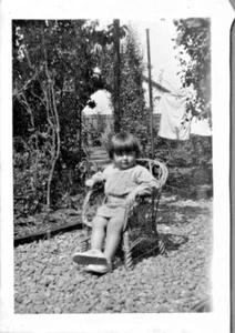PHOTO DIVERS ENFANT DANS FAUTEUIL OSIER / FORMAT 8.5 X 6 CM - Imagen 1 de 1