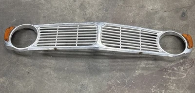 Rejilla delantera modelo Volvo 140 142 144 1967-1971. Artículo usado Foto 1 de 4