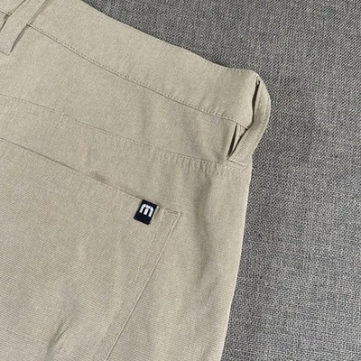 Pantalones de golf Travis Mathew Performance para hombre beige talla 34x32 frente plano elástico Foto 1 de 4