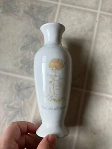 Jarrón de porcelana vintage 1985 Precious Moments "The Lord Will Provide" Enesco - Imagen 1 de 4