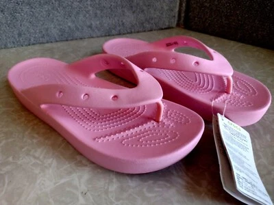 NUEVO CON ETIQUETAS, $40. Chanclas de plataforma clásicas rosa Crocs rosa precio de venta sugerido por el fabricante Foto 1 de 4