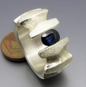 DISEÑO NEUMÁTICO - LLAMATIVO ANILLO TENSOR SAFIR - ÚNICO DE ORFEBRERÍA PROPIA - Imagen 1 de 5