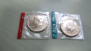 1971 P & D KENNEDY HALF DOLLARS IN MINT CELLO 2 MÜNZEN - Bild 1 von 4