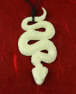 😏 Schlangen Amulett großer Anhänger Schlange aus Knochen ~6x3 cm HANDARBEIT 😉 - Picture 1 of 3