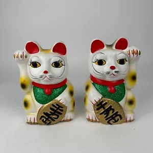 Set di 2 gatti fortunati giapponesi vintage in ceramica 7,5" alti bianco oro rosso e verde - Foto 1 di 22