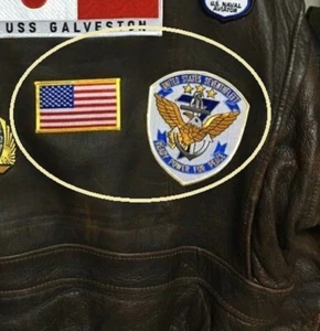 como se ve en la PELÍCULA TOP GUN MAVERICK'S USN CHAQUETA DE VUELO 7a FLOTA + JUEGO DE BANDERA DE EE. UU. - Imagen 1 de 12