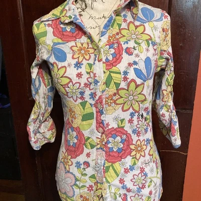 Blusa para mujer Big Dogs pequeña floral con botones blanca retro multicolor  Foto 1 de 4