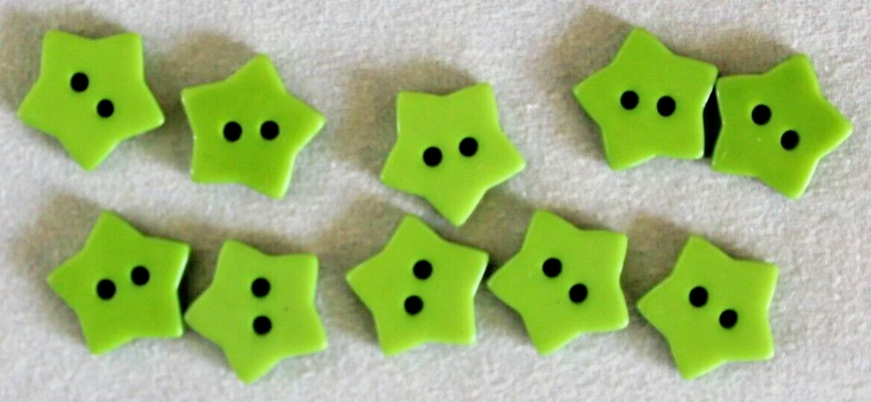 10  x  2  Hole 15mm Green Star Shaped  Plastic Buttons - Image 1 of 1