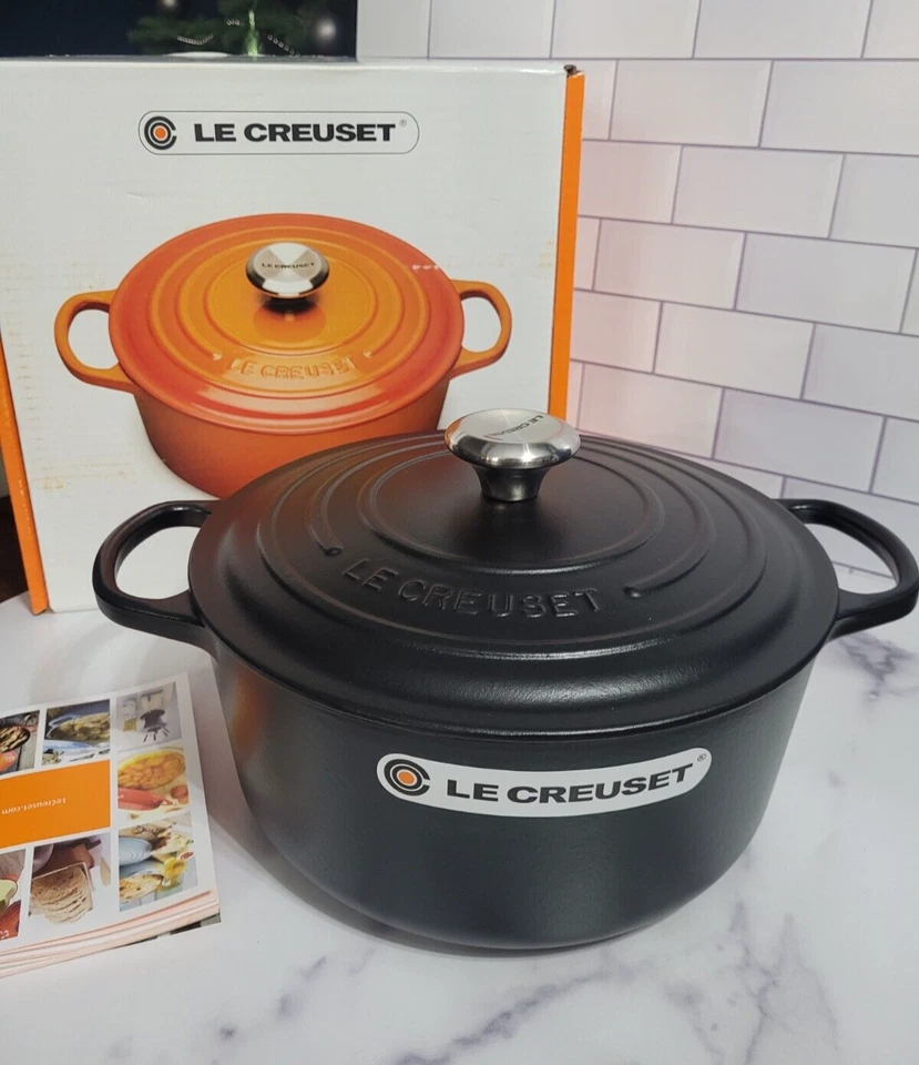 Le Creuset Enameled Cast Iron Signature Round Dutch Oven 5.5 QT Licorice Black