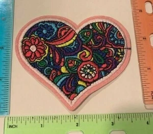 Parches de banda de hard rock bordados planchados corazón florido rosa #426 - Imagen 1 de 1