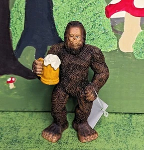 Mini Figura de Jardín Sasquatch Miniatura Lil' Bigfoot Party in the Woods taza de cerveza - Imagen 1 de 5