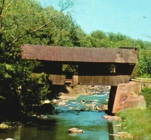 Puente cubierto de postal vintage sobre el río Gihon - Johnson, Vermont - Imagen 1 de 3