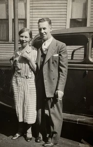 1930-40’s Snapshot Photo Attractive Couple Old Car Man With Cigarette  - Bild 1 von 3