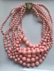 Modesschmuck-Perlenkette in der Farbe Engelhautkoralle - Biedermeierschließe - Bild 1 von 4