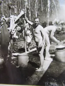 Altes Foto Nackte deutsche Soldaten bei der Körperpflege / Nude / 2. WK - Bild 1 von 3