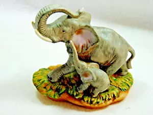 Statuina elefante in porcellana con bambino - Foto 1 di 7