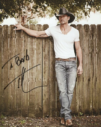 TIM MCGRAW HAND SIGNED 8x10 COLOR PHOTO+COA       HANDSOME+SEXY POSE     TO BARB Cover