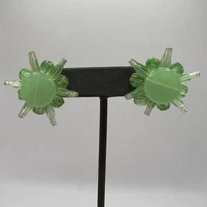 Pendientes de clip de acrílico vintage verde Starburst flor hechos en Alemania - Imagen 1 de 8