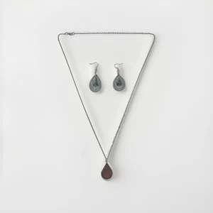 Conjunto de joyas en forma de lágrima en tono plata pendientes de encaje grabados y collar colgante de madera - Imagen 1 de 4