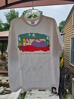 Camiseta divertida de hombre y mujer "Chewing The Fat" de colección VGMYER by Coastal Concepts Foto 1 de 4