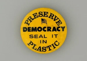 Bewahre DEMOKRATIE Versiegeln Sie es in Plastik Politischer Humor Sache Pinback Button - Bild 1 von 3