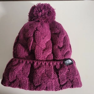 THE NORTH FACE Fleece gefütterte Zopfmuster Minna Bommel Beanie Mütze Boysenberry OS Strick Neu mit Etikett - Bild 1 von 5