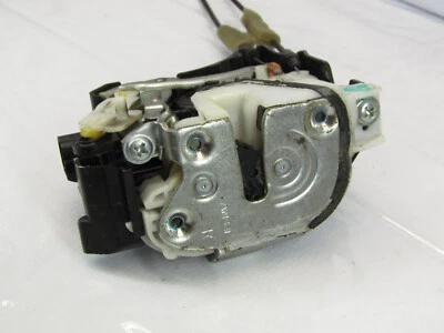 Actuador de bloqueo de pestillo de puerta de pasajero trasero derecho Mitsubishi Outlander 2007-2013 OEM Foto 1 de 4