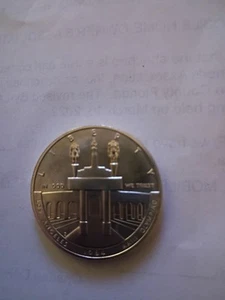 1984d Olympic Coliseum Silver Commemorative $1 - Picture 1 of 2