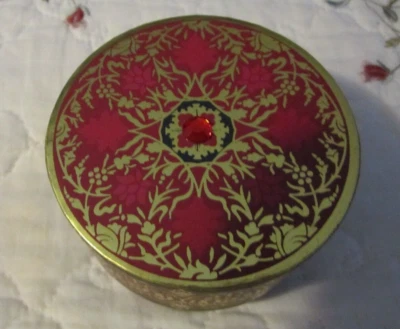 PUNCH STUDIO 5 OZ. BAR SOAP IN KEEPSAKE BOX - Image 1 of 4