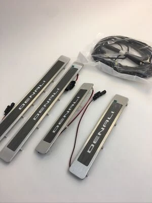 GMC Yukon Denali 2021-2026 equipamiento de placa de umbral de puerta iluminada 84667517 OEM GM Foto 1 de 4
