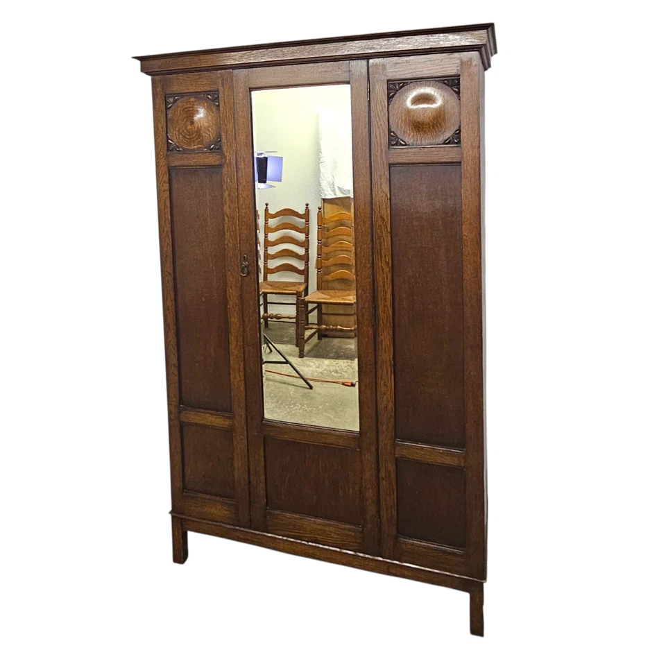 Armario armario antiguo de roble tallado artesanal con puerta de espejo 76" Foto 1 de 4