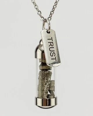 Collar colgante con amuleto y mantra de amuleto de sol de pirita en tarro TRUST  Foto 1 de 4