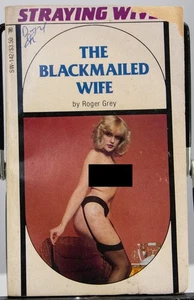 THE BLACKMAILED WIFE by Roger Grey American Art SW-142 sleaze erotica paperback - Imagen 1 de 7