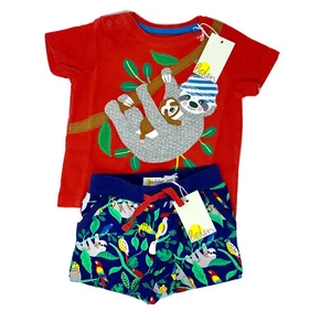 NUEVO CON ETIQUETAS Baby Boden Niños 3-6 Meses Rojo Perezoso Aplique Camisa y Pantalones Cortos Azul Selva - Imagen 1 de 10