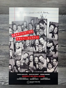 TARJETA/PÓSTER FIRMADO POR ELENCO, MERRILY WE ROLL A LARGO, TEATRO HUDSON, VENTANA BROADWAY - Imagen 1 de 9