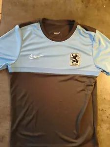 Löwen 1860 München Trikot / T-Shirt Nike Größe M (fällt klein aus) - Bild 1 von 4