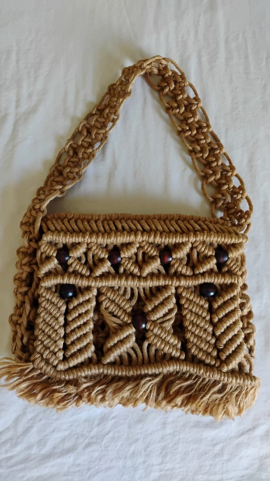 Boho Chic Macramé наплечная сумка подлинный винтажный желтовато-коричневый 70-х узловатый шнур деревянные бусины EUC - Изображение 1 из 4