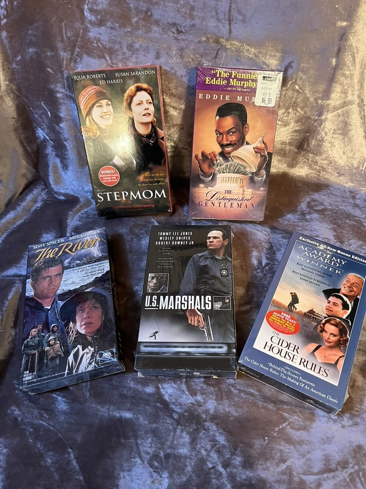 Vintage VHS LOT OF 5  Classic Movies FACTORY SEALED, ZOOM IN TO SEE COLLECTIBLE Foto 1 de 4