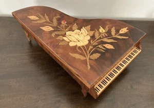 Portagioie vintage Reuge pianoforte a coda musica ITALIA intarsio floreale 'Signora' (VIDEO) - Foto 1 di 10
