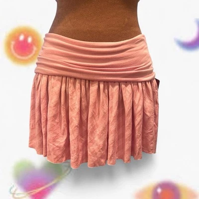 Minifalda plegable rosa Y2K GUESS con rayas sutiles. Talla mediana Foto 1 de 4