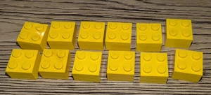 12 gelbe Lego Basic Steine Bausteine Grundbausteine 4 Noppen 2x2 - Bild 1 von 4