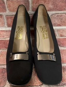 SALVATORE FERRAGAMO SCHWARZ STOFF LEDER GEFÜTTERT MITTELHOHER ABSATZ PUMPS LOGO AKZENT 10,5AA - Bild 1 von 6