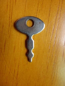 Candado de metal pequeño vintage mini pequeño juguete equipaje maleta artesanía cerradura llave - Imagen 1 de 3
